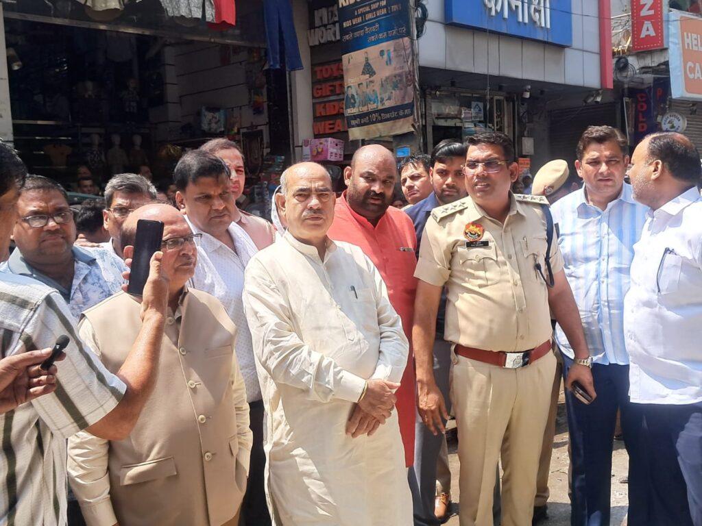 बल्लभगढ़ मेन बाजार में आग का कहर, दो दुकानें जलकर खाक Fire wreaks havoc in Ballabhgarh Main Bazaar, two shops burnt to ashes