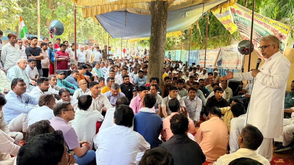 Electricity workers staged a protest against the arrest, dismissal, and suspension of striking employees.