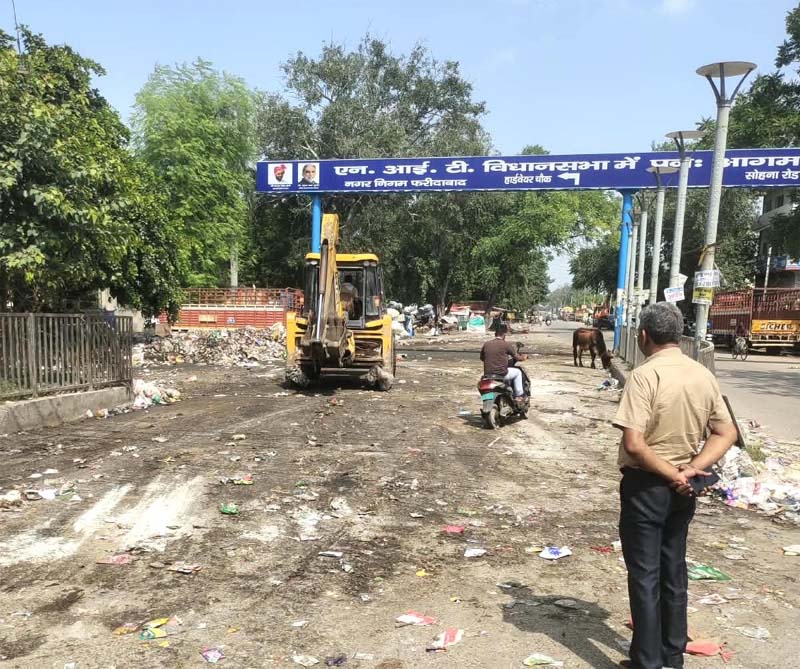 फरीदाबाद नगर निगम ने रात 3 बजे से चलाया विशेष सफाई अभियान, कूड़े से अटी सड़कों को कराया साफ, आवागमन हुआ सुगम The Faridabad Municipal Corporation launched a special cleanliness drive at 3 AM, clearing roads choked with garbage and easing the flow of traffic.