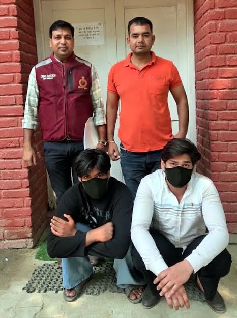 कोर्ट से बरामद कट्टा मामले में दो छात्र गिरफ्तार, बेचने वाले की तलाश Two students arrested in connection with a country-made pistol recovered from the court premises; search on for the seller.