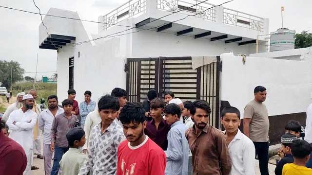 पूर्व सरपंच को बंधक बना बदमाशों ने की एक करोड़ की डकैती Miscreants hold former Sarpanch hostage, commit robbery worth one crore.
