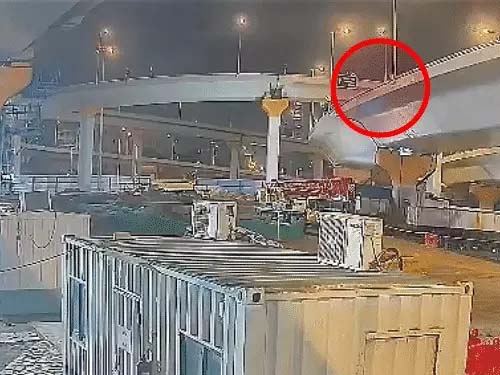 मुंबई में BMW फ्लाईओवर से 75 फीट नीचे गिरी:3 मौतें, 1 घायल BMW falls 75 feet off Mumbai flyover: 3 dead, 1 injured.
