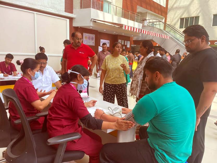 एकार्ड अस्पताल में कार्डिक ओर गायनी विभाग का मेगा हेल्थ कैंप, 300 लोगों के कराई जांच Mega health camp for cardiology and gynecology held at Ecard Hospital; 300 people underwent check-ups.