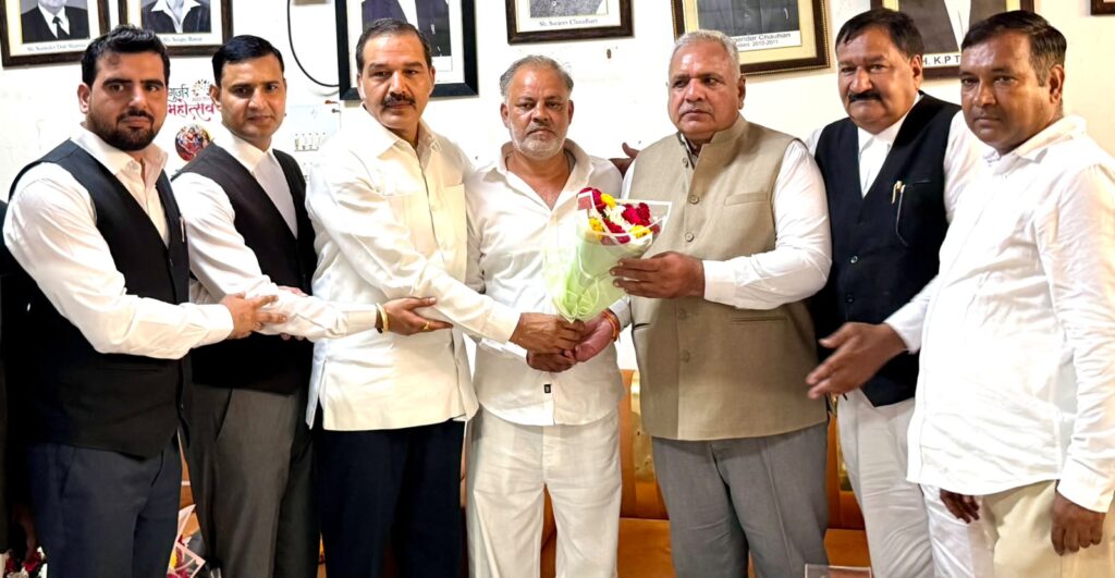 जिला बार एसोसिएशन के नवनिर्वाचित पदाधिकारियों का शपथ ग्रहण समारोह आयोजित Swearing-in ceremony held for the newly elected office-bearers of the District Bar Association.