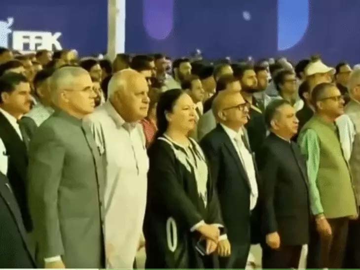 जम्मू-कश्मीर के सीएम उमर ने पूरा वंदे मातरम गाया:कांग्रेस ने आपत्ति जताई J&K CM Omar sang the full Vande Mataram; Congress raised objections.