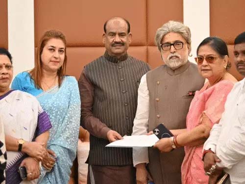 दावा-ममता के 20 बागी सांसदों में 17 भाजपा में जाएंगे Claim: 17 of Mamata's 20 rebel MPs to join BJP.