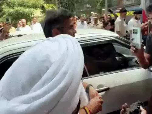 थप्पड़ विवाद- प्रवेश वर्मा की केजरीवाल को चेतावनी:सरकारी काम रोकना बर्दाश्त नहीं करूंगा Slap row – Parvesh Verma warns Kejriwal: I will not tolerate the obstruction of government work.