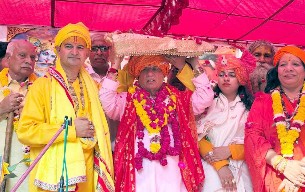 रूप सिंह नागर ने किया श्रीकृष्ण जन्मभूमि के लिए संकल्पित रजत शिला का पूजन Roop Singh Nagar performed the worship of the silver slab consecrated for the Shri Krishna Janmabhoomi.