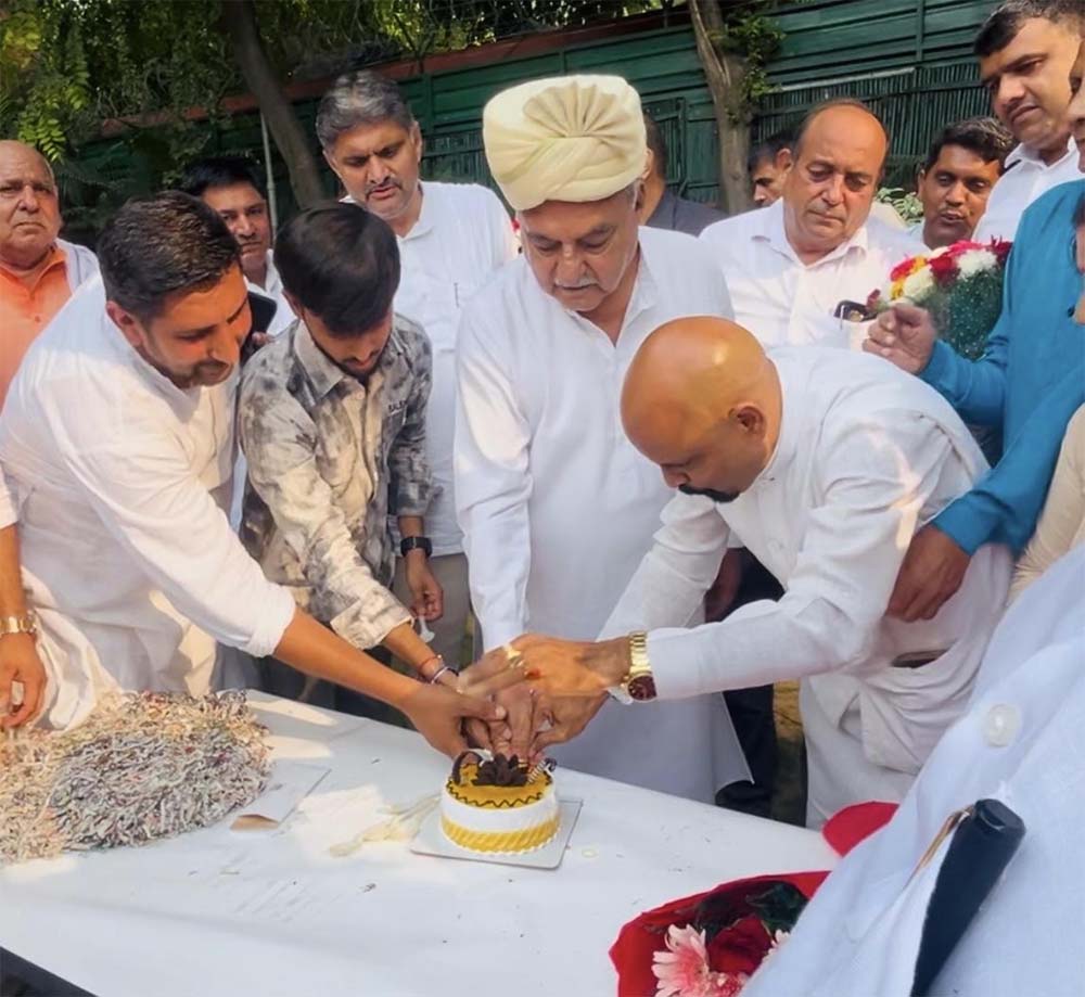 अनिल नेताजी ने केक कटवाकर मनाया चौ. भूपेंद्र सिंह हुड्डा का जन्मदिवस Anil Netaji celebrated Chaudhary Bhupinder Singh Hooda's birthday by having the cake cut.