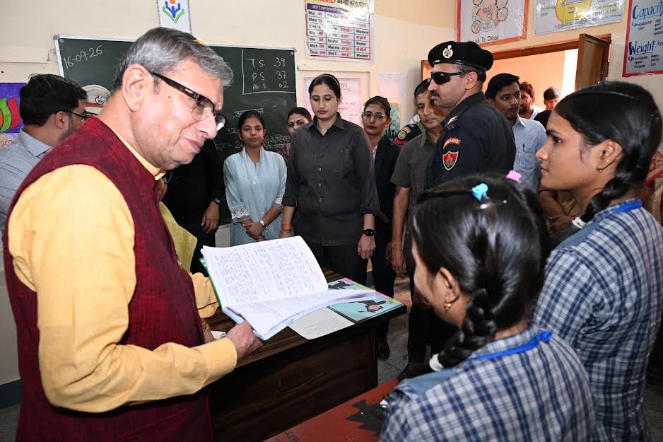 राज्यपाल प्रो. असीम कुमार घोष ने बच्चों से किया सीधा संवाद, दी बेहतर नागरिक बनने की सीख Governor Prof. Asim Kumar Ghosh interacted directly with children and advised them on becoming better citizens.