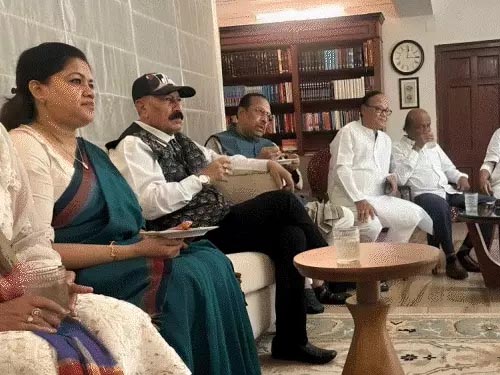 TMC बागी 22 सितंबर तक अयोग्यता पर जवाब देंगे:अभिषेक बनर्जी की शिकायत के बाद लोकसभा स्पीकर का फैसला TMC rebels to respond on disqualification by September 22: Lok Sabha Speaker's decision following Abhishek Banerjee's complaint.