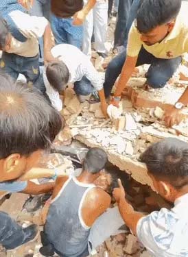 दिल्ली पीजी हादसा- मलबे से एक और शव मिला:अब तक 7 मौतें; बेसमेंट में तोड़फोड़ से गिरी थी 5 मंजिला बिल्डिंग Delhi PG Incident – Another body recovered from the debris: 7 deaths so far; 5-storey building collapsed due to demolition work in the basement.
