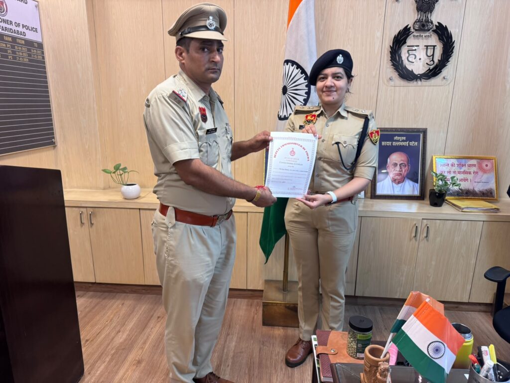 साइबर फ्रॉड गैंग का पर्दाफाश करने वाली टीम के तीन पुलिसकर्मी बने ‘Cyber Hero of the Week’, पुलिस उपायुक्त मुख्यालय, हिमाद्री कौशिक ने किया सम्मानित Three police personnel from the team that busted a cyber fraud gang were named ‘Cyber Hero of the Week’ and honored by Himadri Kaushik, Deputy Commissioner of Police (Headquarters).