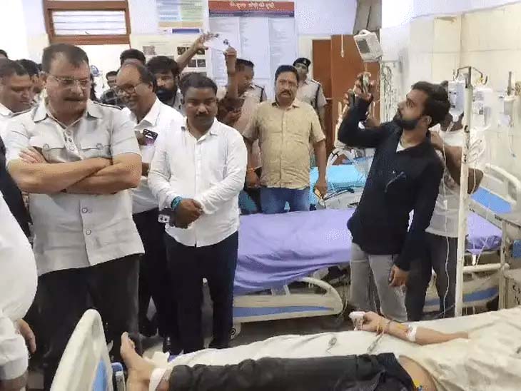 एमपी में जहरीली शराब से पिता-बेटा समेत 19 मौतें:अस्पतालों में 112 मरीज भर्ती 19 deaths, including a father and son, due to toxic liquor in MP; 112 patients admitted to hospitals.