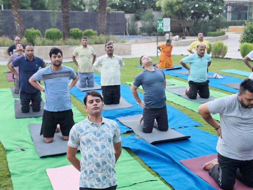 मरीजों के स्वास्थ्य और सकारात्मक वातावरण के लिए ईएसआईसी में योग शिविर आयोजित Yoga camp organized at ESIC for patients' health and a positive atmosphere.