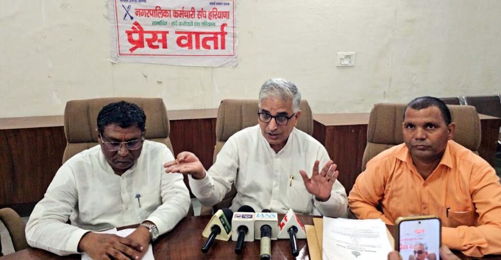 सफाई कर्मचारियों की हड़ताल 6 सितंबर तक बढ़ी, आर-पार की लड़ाई की चेतावनी Sanitation workers' strike extended until September 6; warning of a decisive battle.