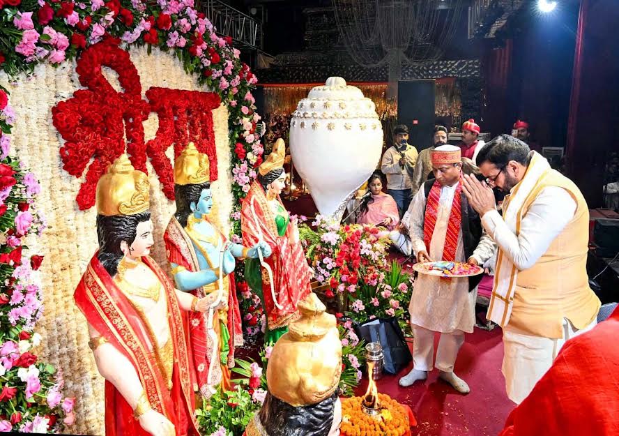 गणेश महोत्सव में मुख्यमंत्री नायब सैनी एवं राज्यपाल ने पूजन कर आरती में लिया भाग Chief Minister Nayab Saini and the Governor participated in the *puja* and *aarti* during the Ganesh Mahotsav.