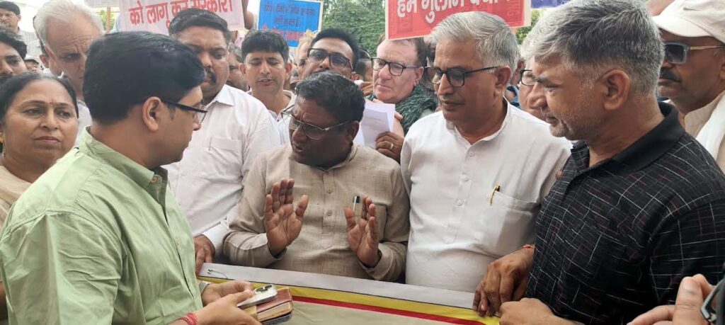 सफाई व अग्निशमन हड़ताल के समर्थन में विभिन्न विभागों के कर्मियों ने किया कैबिनेट मंत्री के कार्यलय पर प्रदर्शन Employees from various departments staged a protest at the Cabinet Minister's office in support of the sanitation and fire service strike.