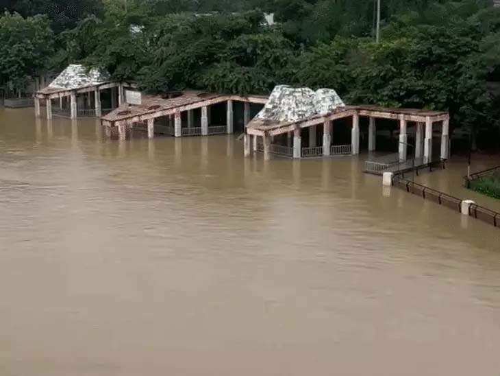 कश्मीर के बाद अब उत्तराखंड में बर्फबारी:बिहार के 12 जिलों में बाढ़, 23 लाख लोग प्रभावित After Kashmir, snowfall in Uttarakhand now; floods in 12 districts of Bihar, 23 lakh people affected.