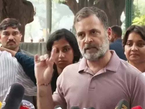 राहुल यूथ प्रोटेस्टर्स को साथ लाए, पुलिस पर आरोप लगाए:छात्रा बोली- प्राइवेट पार्ट पर मारा Rahul brought youth protesters along and leveled allegations against the police; a female student claimed she was struck on her private parts.