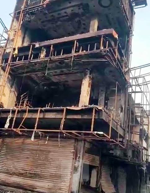 एक नंबर मार्किट में शार्ट सर्किट से कपड़ों के शोरुम में चार दुकानें जलीं Four shops, including a clothing showroom, were gutted in a fire caused by a short circuit at 'Ek Number' market.