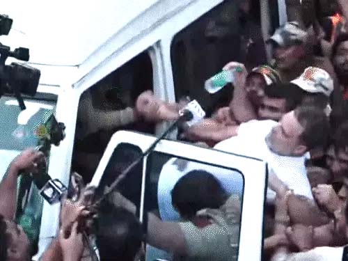 पुलिस ने राहुल-प्रियंका को धरने से उठाया:CEC ज्ञानेश के खिलाफ लगातार दूसरे दिन धरना Police remove Rahul and Priyanka from protest site; sit-in against CEC Gyanesh continues for the second consecutive day.