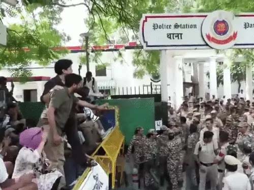 दिल्ली पुलिस पर 3 महिला पत्रकारों से बदसलूकी का आरोप:क्राइम ब्रांच जांच करेगी Delhi Police accused of mistreating three female journalists; Crime Branch to investigate.