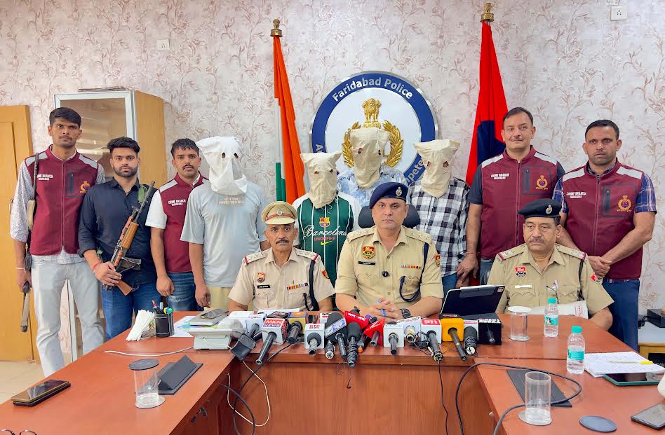 प्रापर्टी डीलर को बंधक बनाकर एक करोड़ की लूट मामले में चार आरोपित गिरफ्तार Four accused arrested in case involving the robbery of ₹1 crore after holding a property dealer hostage.