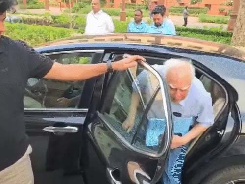 प्रियंका-ममता समेत विपक्षी नेता संसद पहुंचे, राष्ट्रपति मुर्मू से मिलेंगे Opposition leaders, including Priyanka and Mamata, have arrived at Parliament; they will meet President Murmu.