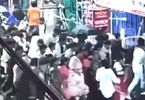 कोलकाता पंडाल में भगदड़ का, बारिश में सैकड़ों लोग दौड़कर अंदर घुसे Stampede at a Kolkata pandal; hundreds of people rushed inside amid the rain.
