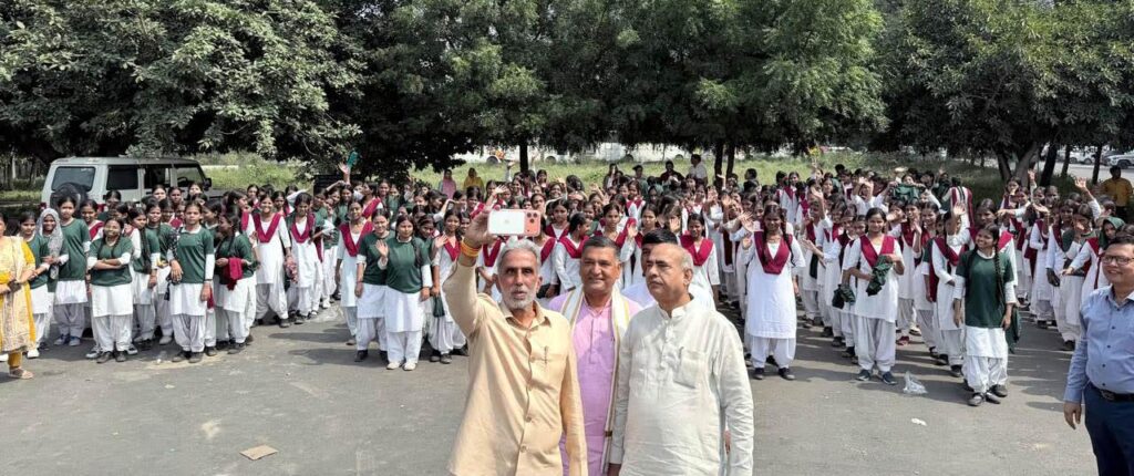 प्रधानमंत्री मोदी के 25 वर्षों के सेवा एवं राष्ट्र निर्माण के सफर से प्रेरणा ले रही नई पीढ़ी : कृष्ण पाल गुर्जर The new generation is drawing inspiration from Prime Minister Modi's 25-year journey of service and nation-building: Krishan Pal Gurjar.
