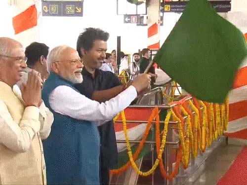 PM मोदी-CM विजय मेट्रो में साथ बैठे:पीएम ने चेन्नई में ‘वी विल डू इट’ का नारा दोहराया PM Modi and CM Vijay sat together in the metro; the PM reiterated the 'We Will Do It' slogan in Chennai.