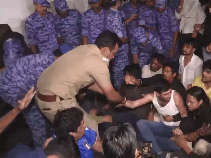 दिल्ली पुलिस ने NSUI अध्यक्ष को हिरासत में लिया Delhi Police took the NSUI president into custody.
