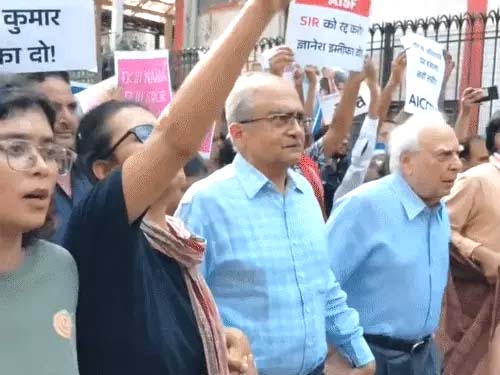जंतर-मंतर पर दूसरे दिन लेफ्ट का प्रदर्शन, SIR का विरोध:ज्ञानेश कुमार का इस्तीफा मांगा Left-wing protest at Jantar Mantar enters second day; opposition to SIR; resignation of Gyanesh Kumar demanded.