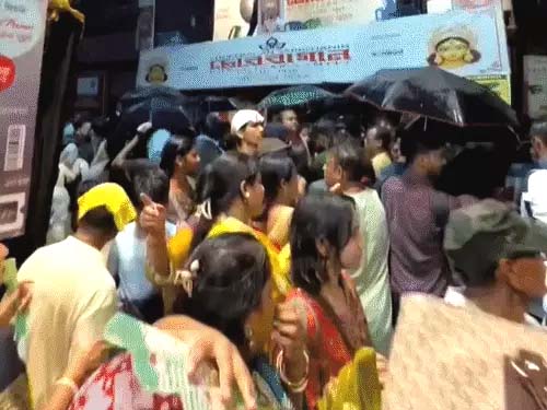 कोलकाता भगदड़ का चश्मदीद बोला- मां को सामने मरते देखा Eyewitness to Kolkata stampede says: I saw my mother die right in front of me