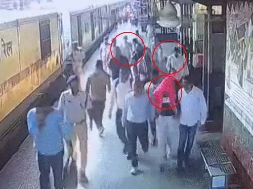 टाइगर श्रॉफ पर फायरिंग के आरोपी नेपाल भागने वाले थे:कोटा से पकड़े गए Accused in the firing incident involving Tiger Shroff were planning to flee to Nepal; they have been apprehended in Kota.