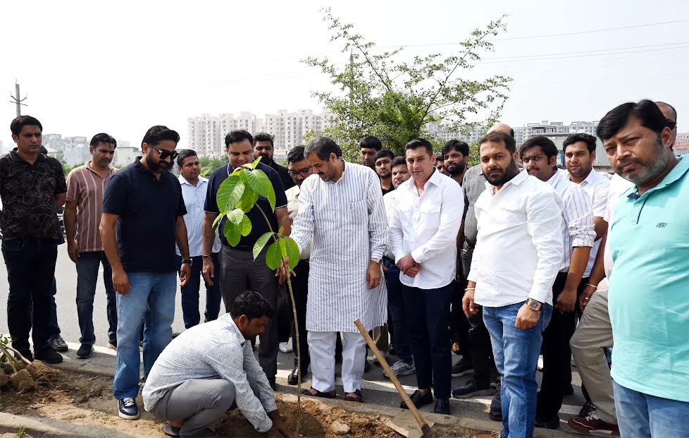 पर्यावरण को शुद्ध रखने के लिए पौधे लगाना अति आवश्यक : अजय गौड़ Planting trees is essential for keeping the environment clean: Ajay Gaur