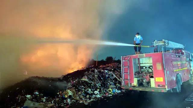 फरीदाबाद में डंपिंग यार्ड में लगी आग, दूर तक फैला धुंए का गुम्बार Fire breaks out at Faridabad dumping yard; plumes of smoke spread far and wide.