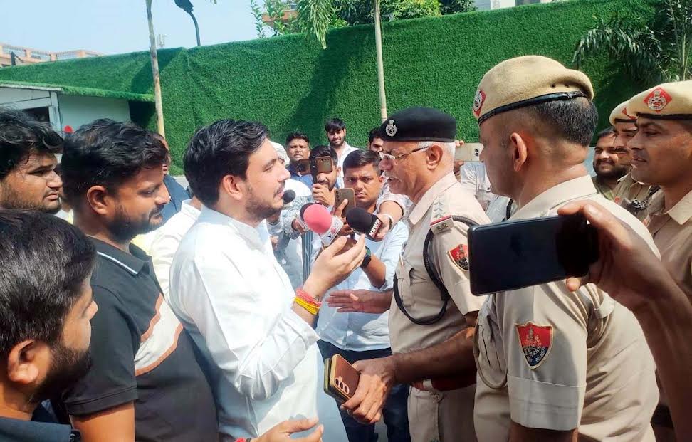 दिल्ली कूच से पहले कांग्रेस नेता रोहित नागर हाउस अरेस्ट, आवास पर पुलिस का पहरा Congress leader Rohit Nagar placed under house arrest ahead of the 'Delhi March'; police deployed at his residence.