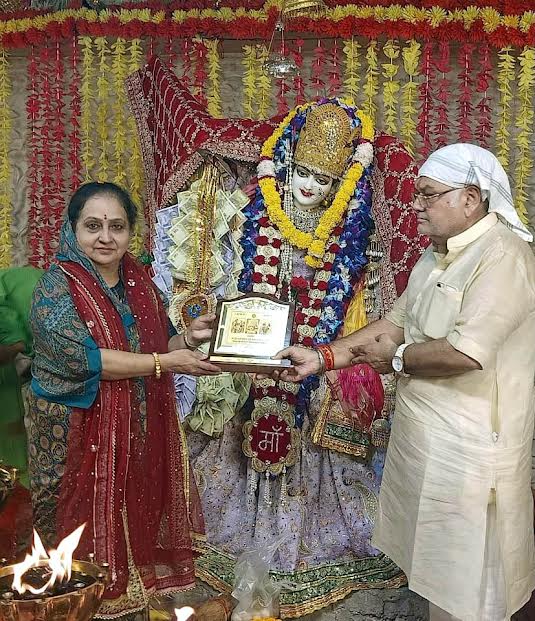 महारानी वैष्णो देवी मंदिर में हुर्ई मां स्कंदमाता की भव्य पूजा-अर्चना, श्रद्धालुओं ने हवन-यज्ञ में दी आहुति A grand worship ceremony for Goddess Skandamata was held at the Mata Vaishno Devi Temple, with devotees offering oblations during the *havan-yajna*.